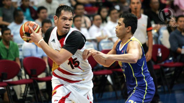 UNSTOPPABLE. June Mar Fajardo (L) dominates in the paint as the Beermen sweep the Tropang Texters. Photo by Josh Albelda/Rappler