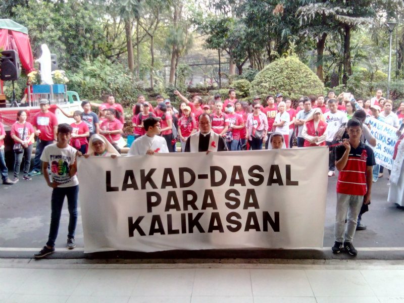 SUPPORT. Priests, lay ministers, and farmers all wore red as they gathered at the DENR Central Office as support for Secretary Gina Lopez. 