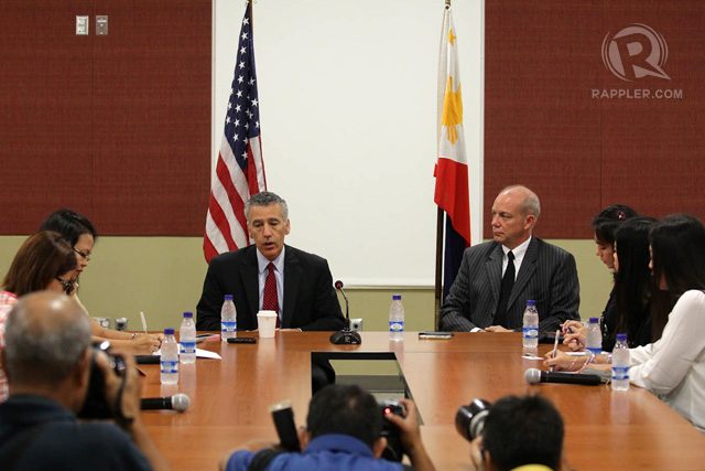 ROUNDTABLE. The US envoy issuing a statement during a rountable discussion with reporters at the US embassy in Manila. Photo by Mark Cristino/Rappler