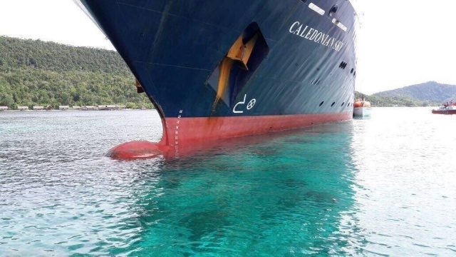 TABRAK. Kapal pesiar Caledonian Sky menabrak terumbu karang yang dilindungi di kawasan Raja Ampat pada Sabtu, 4 Maret. Foto diambil dari akun Facebook Stay Raja Ampat 