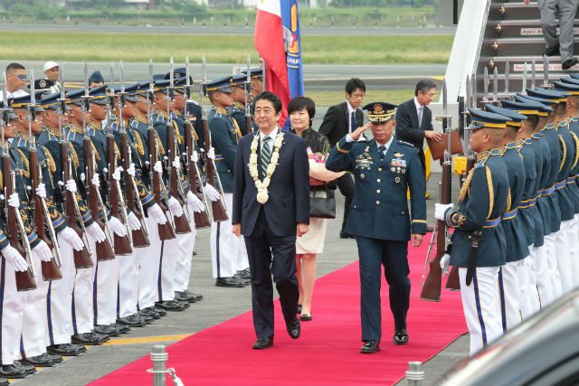 Japan’s Abe arrives in PH to meet Duterte