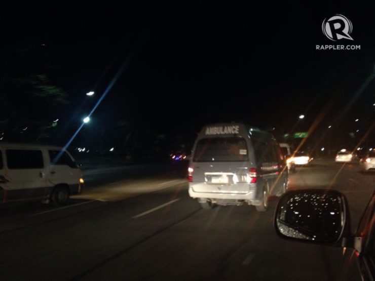 CONVOY. A convoy of vehicles carrying BJMP personnel leaves the Sandiganbayan at around 10:30 pm, July 9, headed to Bicutan. Reyes is in an ambulance, court sources say. Photo by Rappler/Bea Cupin