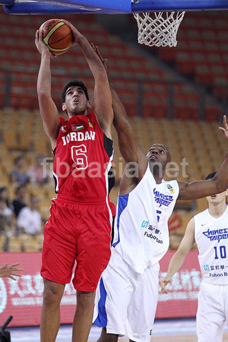 Jordan's Ahmad Al-Dwairi (L) goes up for a shot in the paint against Chinese Taipei's Quincy Davis. Photo from fibaasia.net