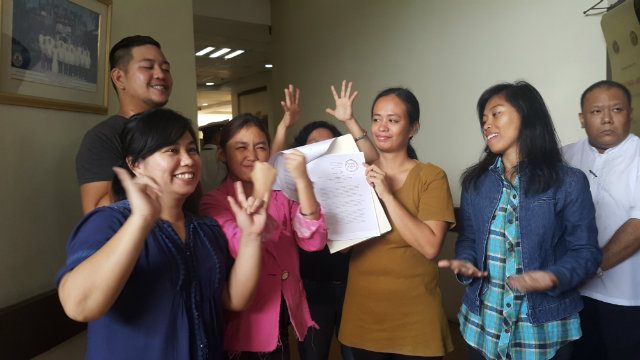 WIN. Cebuano deaf leaders, headed by Janice Aparri, celebrate Cebu City's official position paper on Filipino Sign Language. Photo from John Paul Ecarma Maunes 
