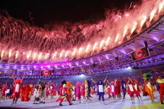 Penari tampil saat upacara pembukaan Olimpiade Rio 2016 di Stadion Maracana di Rio de Janeiro, Brasil. Foto oleh Sergey Ilnitsky/EPA