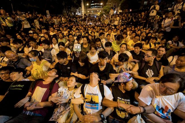 Memprotes atau tidak memprotes?  Filipina dibagi menjadi HK