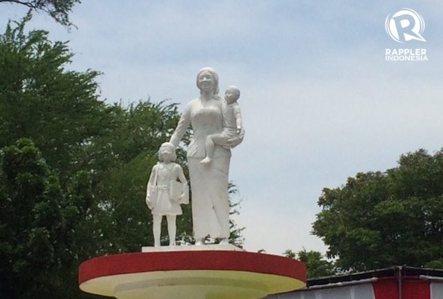 IKON. Patung ibu dengan dua anak yang jadi ikon Taman KB di pusat kota Semarang yang akan disulap jadi Taman Indonesia Kaya. Foto oleh Yetta Tondang/Rappler 