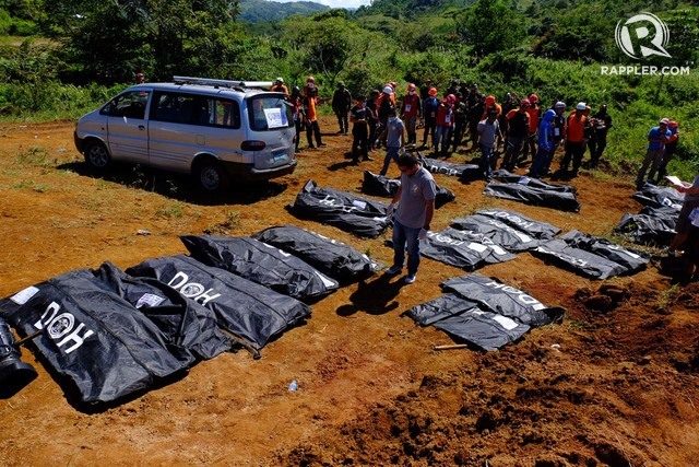 MASS BURIAL. Bodies are recovered from the main battle area in Marawi City where the IS-linked Maute Group held ground. File photo by Bobby Lagsa/Rappler  
