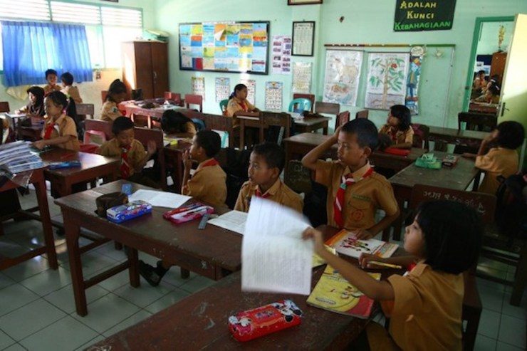 Kondisi belajar di salah satu ruang kelas di sebuah sekolah di kota Malang, Jawa Timur. Foto oleh Aman Rochman/AFP