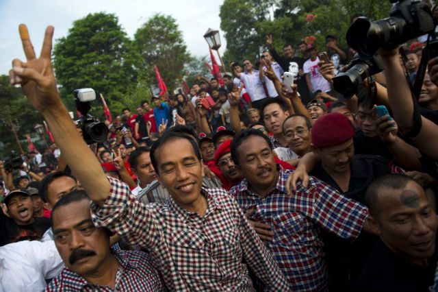 Jokowi saat menyapa pendukungnya di kampung halaman Solo pada masa kampanye Pilpres 2014. Foto oleh AFP