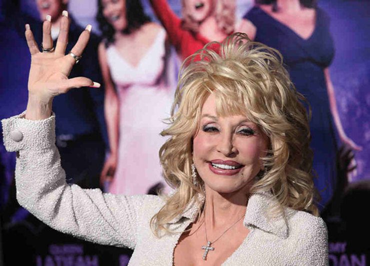 Dolly Parton draws biggest crowd at UK’s Glastonbury