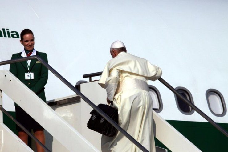 BOARDING. Pope Francis boards an Alitalia plane going to Brazil for the 2013 World Youth Day celebration. Photo from EPA