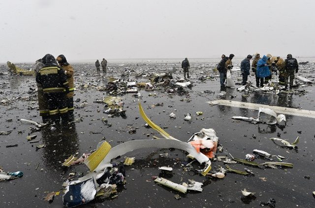 Petugas pemadam kebakaran tengah mencari kotak hitam di serpihan pesawat Boeing 737-800 milik FlyDubai. Pesawat itu jatuh pada Sabtu dini hari, 19 Maret ketika akan mendarat di bandara Rostov-on-Don. Foto oleh EPA 