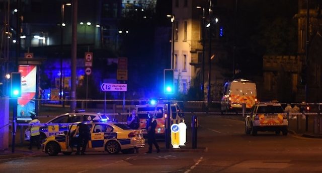 Polisi mengamankan lokasi ledakan di venue konser Ariana Grande di Manchester Arena, Manchester, Inggris, Selasa, 23 Mei. Foto oleh Paul Ellis/Agence France-Presse. 