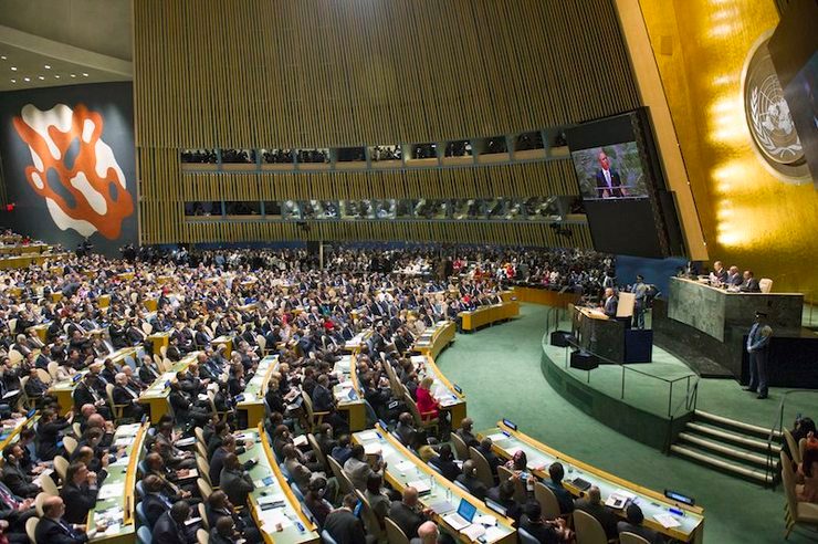 A wide view of the General Assembly Hall as Barack Obama (at speaker’s podium and on screen), President of the United States of America, addresses the general debate of the 69th session of the General Assembly, 24 September 2014, United Nations, New York. Mark Garten/UN Photo