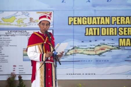 Presiden Joko Widodo memberikan sambutan usai menerima gelar adat kehormatan di Ambon, Maluku, Jumat (24/2). Foto oleh Embong Salampessy/ANTARA 