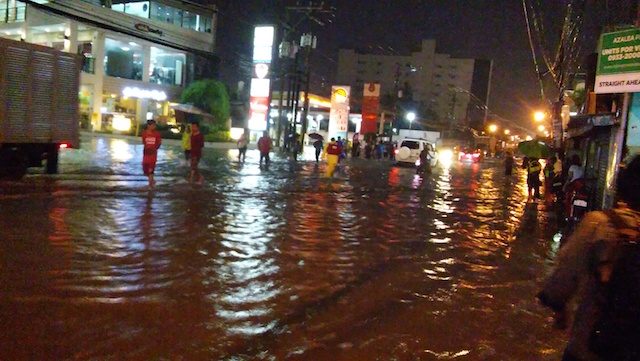 Flood, gridlock after one hour of rain in Cebu