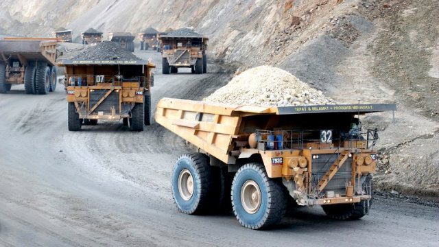 AGREEMENT SOUGHT. This undated handout file photograph released on June 6, 2014 by PT Newmont Nusa Tenggara shows trucks hauling raw earth materials in the Batu Hijau copper mine site, located in Indonesia's West Nusa Tenggara province. File photo by AFP