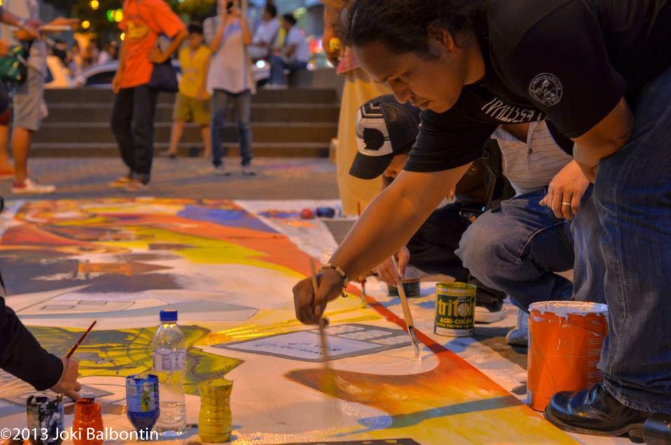 CREATING HOPE. Dire Husi founder Rhyan Casino paints on a canvass in the streets of CDO. 
