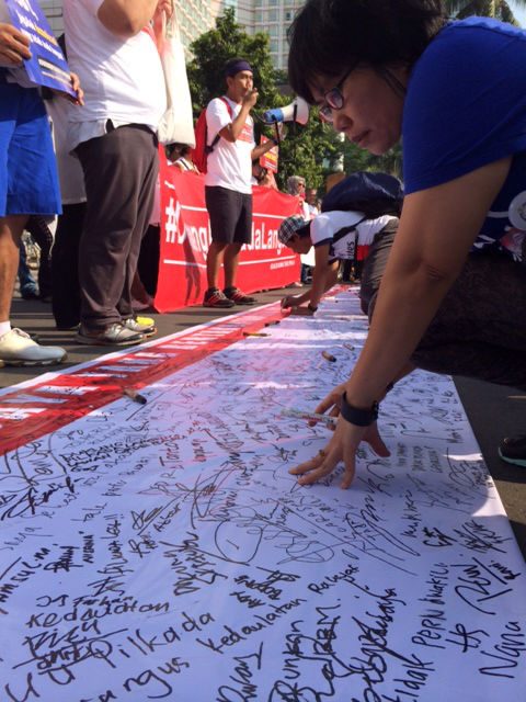 AKSI DAMAI. Masyarakat Indonesia menandatangani petisi menolak RUU Pilkada untuk disahkan di Bundaran HI, Jakarta, 14 September 2014. Foto oleh Jet Damazo-Santos/Rappler
