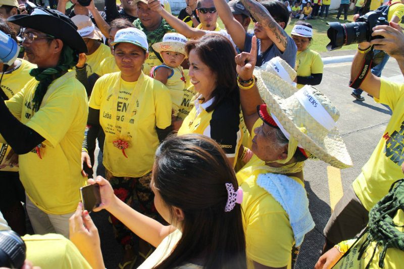 SUMILAO FARMERS IN NAGA. Vice presidential bet Leni Robredo is reunited with Sumilao farmers in Naga. Photo from the Sumilao Farmers' Express Facebook Page    