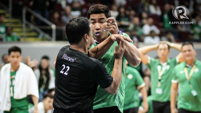 DLSU coach Ayo gets ejected after trying to put glasses on ref