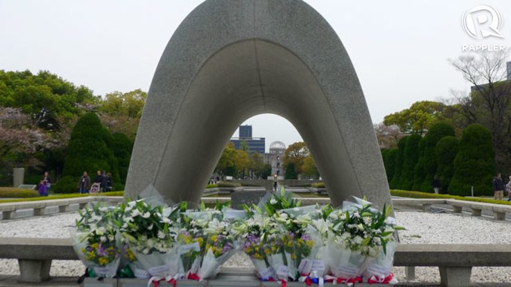 Cenotaph di Hiroshima dengan karangan bunga menteri luar negeri NPDI.