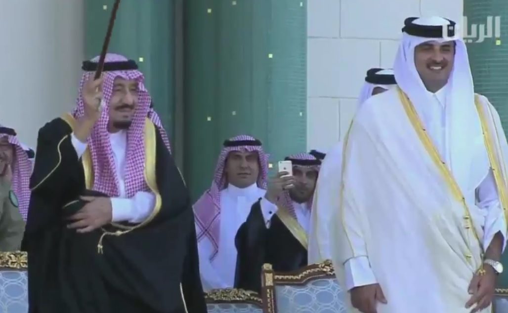 Raja Salman (kiri) ikut menari saat disambut oleh tarian tradisional âArdhaâ di Qatar. Sumber: alarabiya.net 
