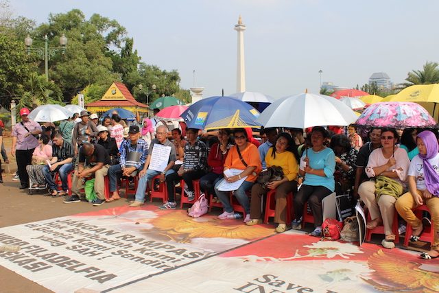 GKI YASMIN. Jemaat GKI Yasmin Bogor beribadah untuk ke 100 kalinya di depan Istana Negara, 27 September. Foto oleh Camelia Pasandaran/Rappler 