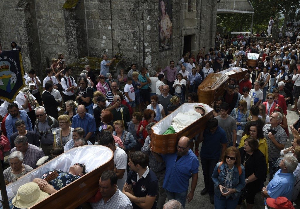 Spaniards paraded alive in coffins in gratitude for defying death