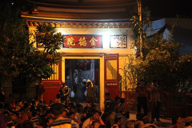 RAMAI. Kuil Petak 9 di area Glodok, Jakarta Barat sudah ramai dikunjungi warga keturunan Tionghoa dan kaum tuna wisma sejak Jumat malam, 27 Januari. Foto oleh Diego Batara/Rappler 