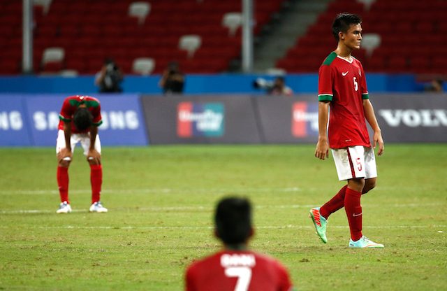 INDONESIA KALAH. Para pemain Indonesia lesu setelah kalah dalam semifinal melawan Thailand dalam SEA Games di Singapura, 13 Juni 2015. Foto oleh Wallace Woon/EPA 