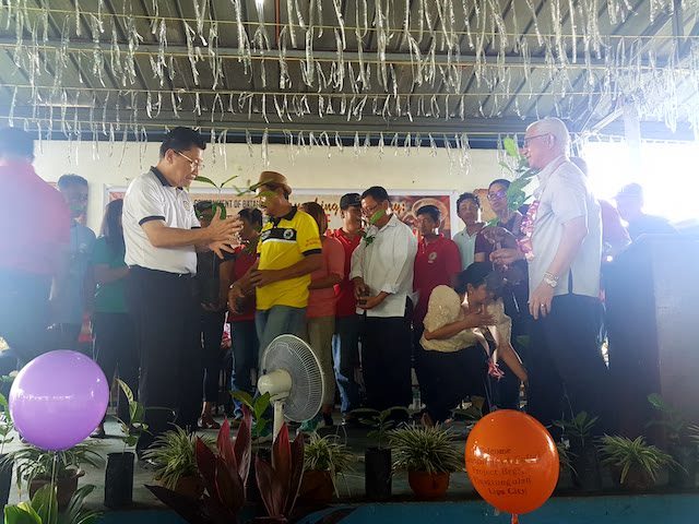 SEEDLINGS. Batangas Forum president Francisco Lirio led the distribution of seedlings to farmers. Photo courtesy of Tina Ganzon-Ozaeta 