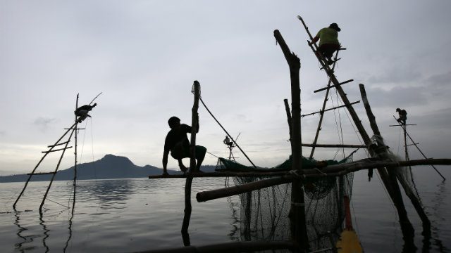 Fishermen use a net to catch fish off the coast of Anibong which was damaged by the 2013 Typhoon Yolanda in Tacloban City (30 October 2014). Photo by Dennis M. Sabangan/EPA