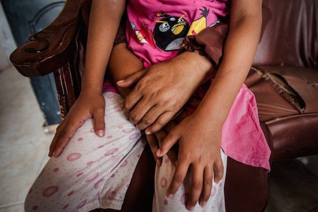 KORBAN. Pemerintah berencana mengeluarkan peraturan terkait hukuman kebiri bagi pelaku kekerasan seksual pada anak. Foto oleh AFP/Chaideer Mahyuddin 