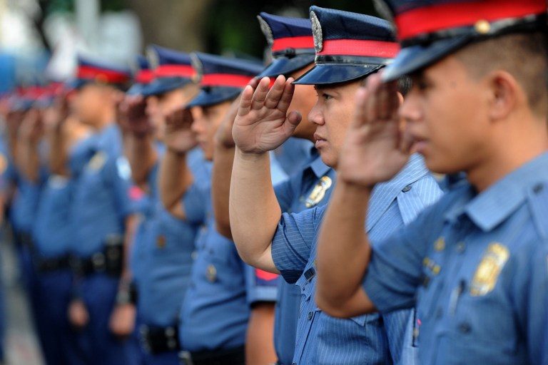 Unable to stand the heat, 25 cops faint while waiting for Duterte