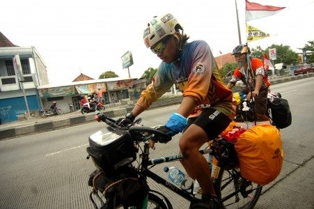 Pemudik asal Jakarta menggunakan sepeda menuju kampung halaman di Wonogiri dan Yogyakarta, Kamis (22/6). FOTO oleh Oky Lukmansyah/ANTARA 