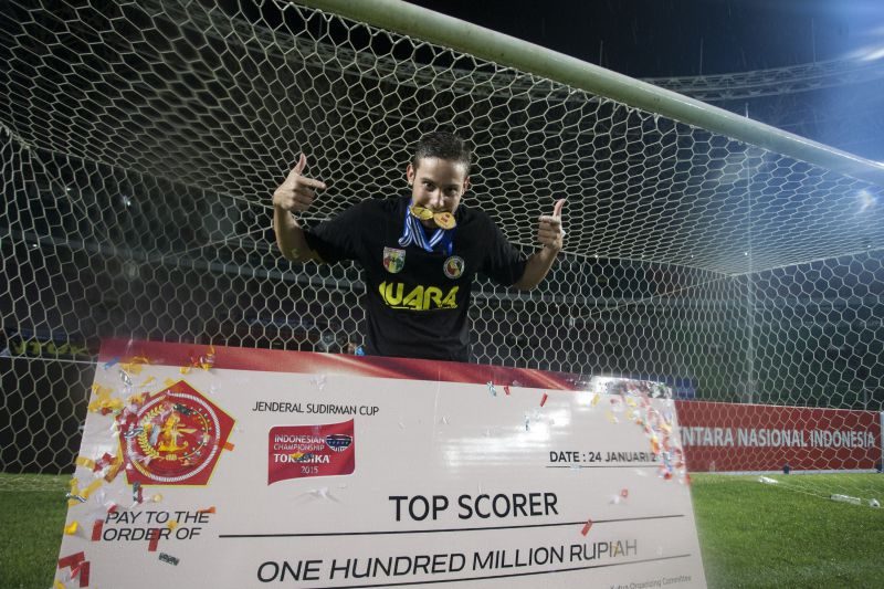 Pesepak bola Mitra Kukar Patrick De Santos berpose saat meraih penghargaan sebagai pencetak gol terbanyak Piala Jenderal Sudirman. Foto oleh Muhammad Adimaja/Antara 