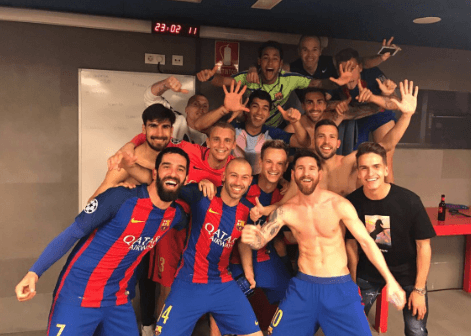 Para pemain Barcelona merayakan kemenangan mereka atas PSG di ruang ganti, Kamis (9/3). Foto diambil dari @FCBarcelona/Twitter 