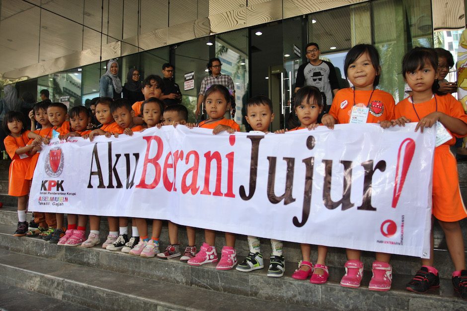 Indonesia wRap: Kolaborasi KPK dan Kejaksaan, UMKM tak siap MEA