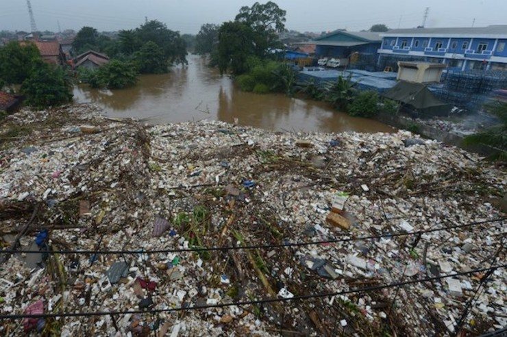 This general view picture shows garbage covering the Ciliwung river while many areas in the capital  are hit by floods in Jakarta on January 21, 2014. Photo by Adek Berry/AFP