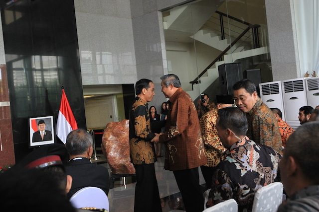 BERSALAMAN. Presiden Joko Widodo bersalaman dengan mantan presiden Susilo Bambang Yudhoyono di peresmian gedung baru KPK, Selasa, 29 Desember 2015. Foto oleh Humas KPK 