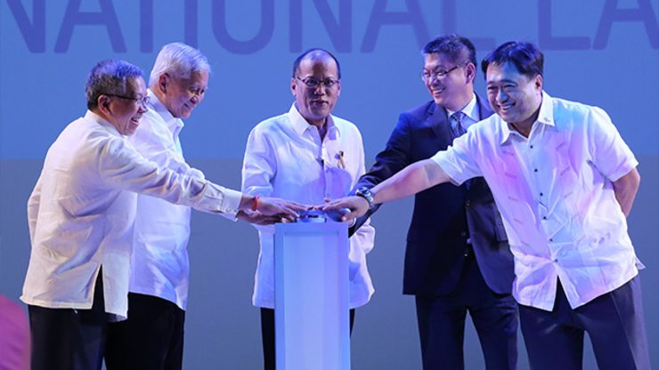 GREEN LIGHT. President Benigno S. Aquino III presses a button to officially launch the APEC Logo during the Asia-Pacific Economic Cooperation (APEC) 2015 kick off ceremony, Monday, December 1. Photo by Robert Viñas / Malacañang Photo Bureau