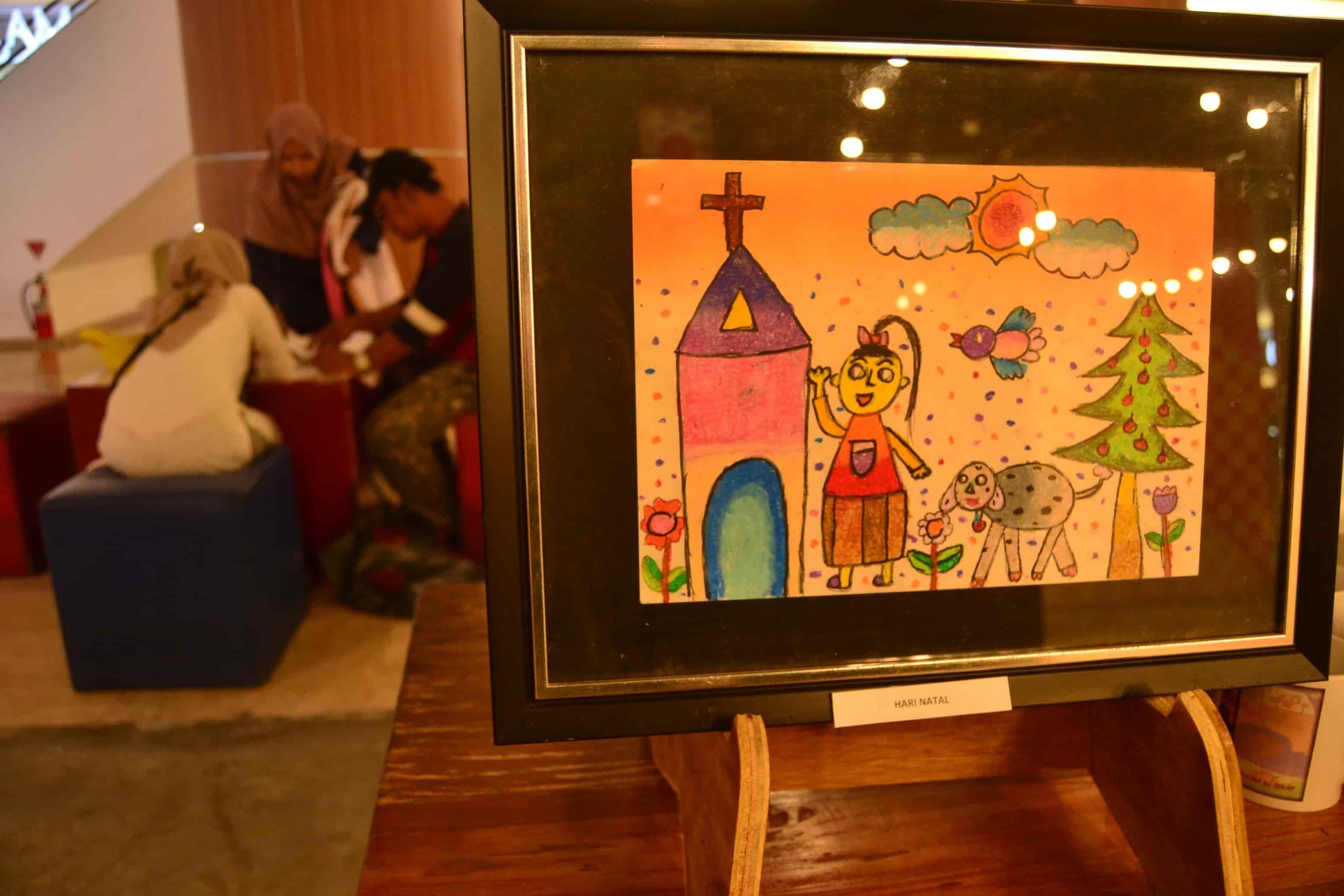 Lukisan karya SR (10 tahun) berjudul 'Hari Natal' dipamerkan di salah satu pusat perbelanjaan di Kota Yogyakarta. Foto oleh Dyah Ayu Pitaloka/Rappler  