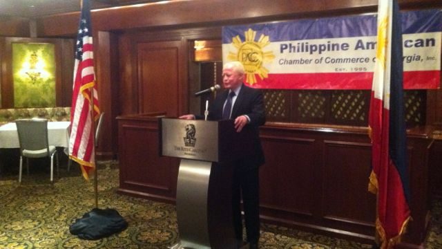 FILCOM MEETING. Ambassador Jose L. Cuisia, Jr. addresses members of the Filipino-American Community in a reception for members of the private sector delegation taking part in the 3rd Philippine Investment Roadshow in Atlanta. The reception was organized by the Philippine-American Chamber of Commerce of Georgia. Photo by Lilibeth Almonte-Arbez/Philippine embassy