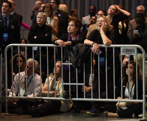 Warga Amerika Serikat melihat penghitungan cepat di Jacob K. Javits Convention Center in New York, Selasa (8/11) Foto oleh DON EMMERT / AFP 