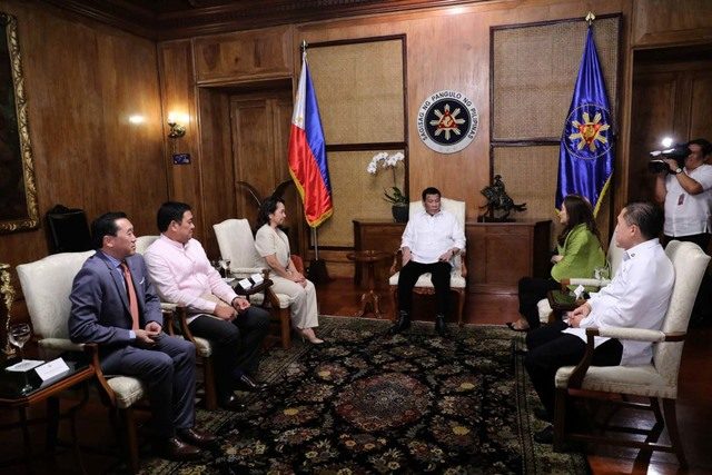 ALLIES. Arroyo and Andaya (2nd and 3rd from L), together with other lawmakers, meet with Duterte on October 9, 2018. Photo from Arroyo's office  