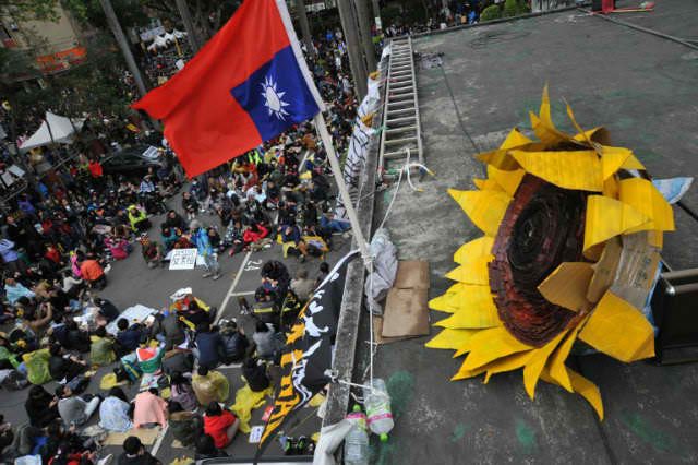 SUNFLOWER MOVEMENT. Student protesters occupying Taiwan's parliament to stop the government from ratifying a contentious trade pact with China on March 21, 2014 vowed to take further action after the government failed to respond to their ultimatum. Photo by Mandy Cheng/AFP 