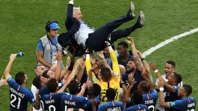 DIARAK. Para pemain Prancis melemparkan Deschamps ke udara sebagai bentuk selebrasi. Foto dari FIFA.com 