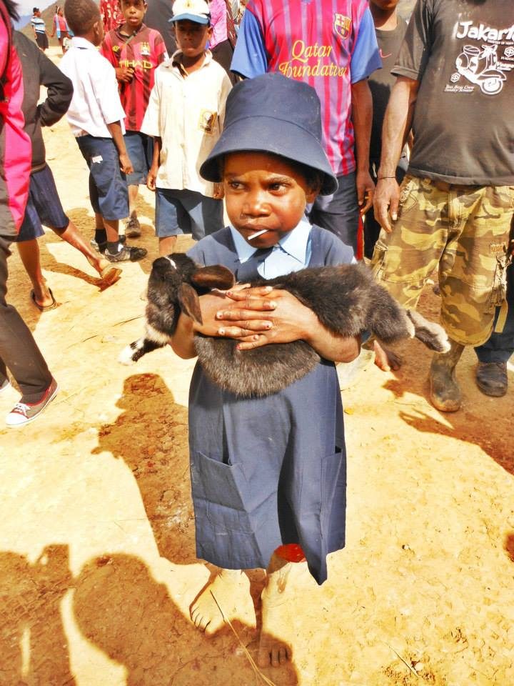 MENDERITA ISPA. Seorang anak di Distrik Lanny Jaya, Papua, memegang kelinci. Menurut laporan dinas kesehatan di Wamena, anak-anak di Papua menderita ISPA. Foto oleh Febriana Firdaus/Rappler 